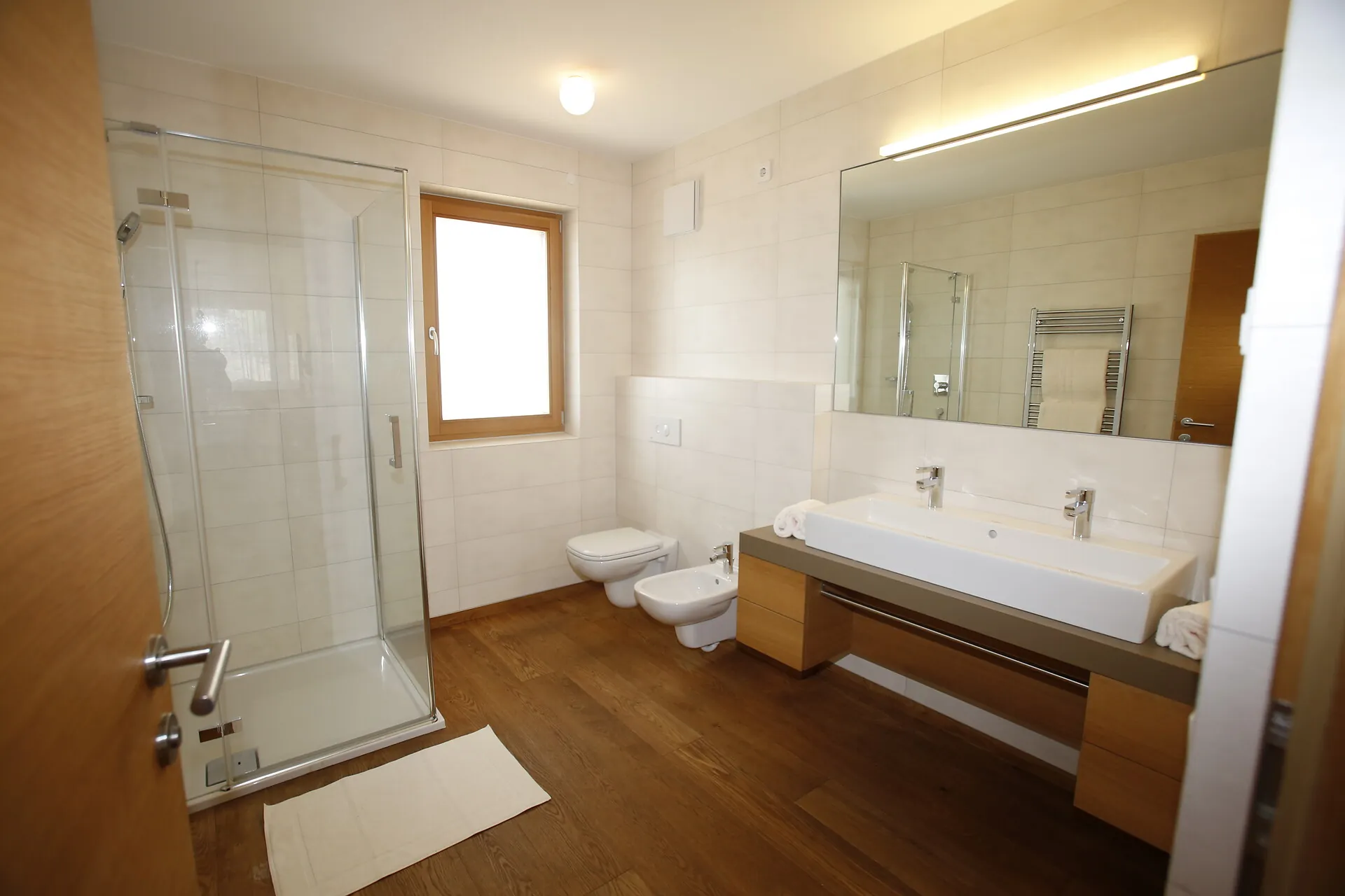Badezimmer mit Dusche am Innerunterstellhof