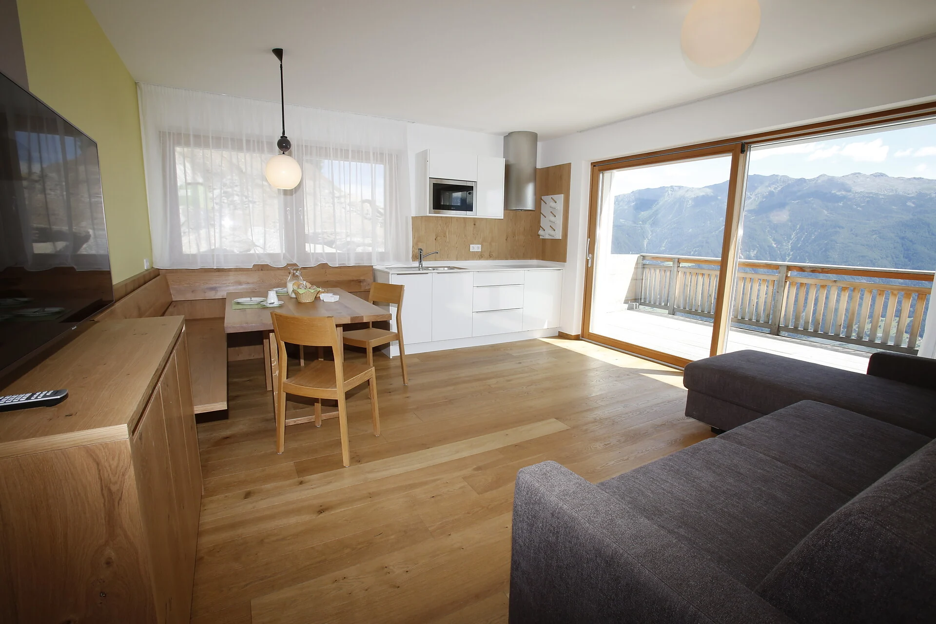 Helle Wohnküche einer Ferienwohnung am Innerunterstellhof