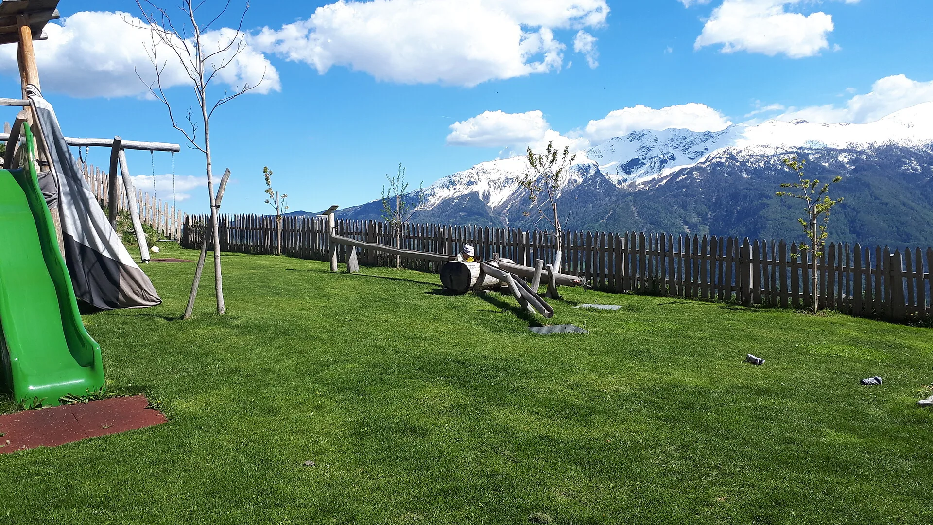 Spielwiese des Innerunterstellhofs vor der Berglandschaft